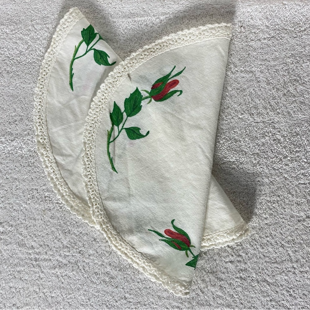 5/$35 Vintage Round White Napkins With Flowers And Lace Trim x2